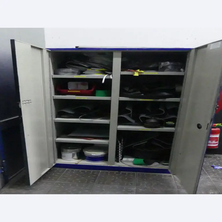 Maquinaria y accesorios de una antigua imprenta de huecograbado-2