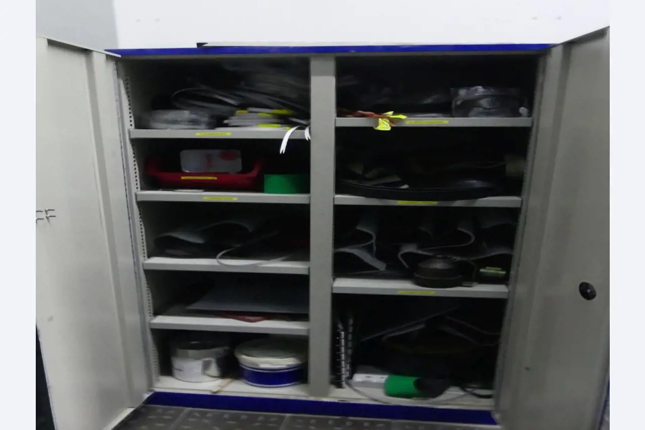 Maquinaria y accesorios de una antigua imprenta de huecograbado-3