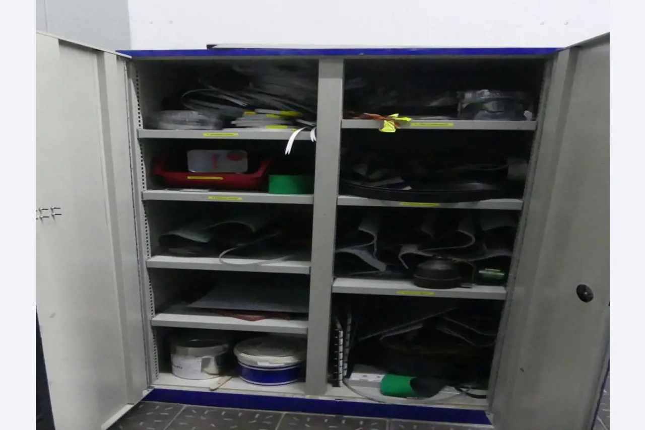 Maquinaria y accesorios de una antigua imprenta de huecograbado-4