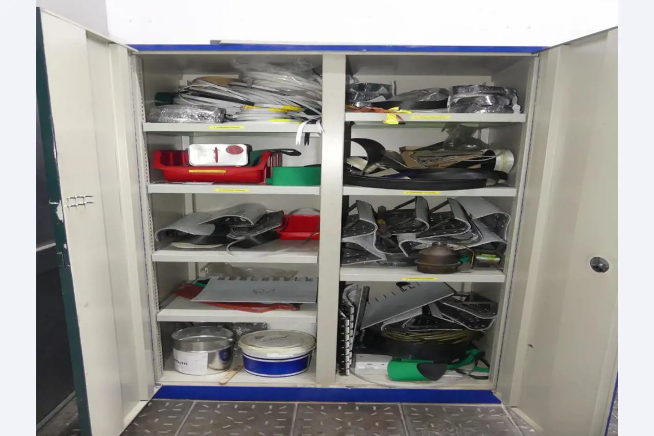 Maquinaria y accesorios de una antigua imprenta de huecograbado-5