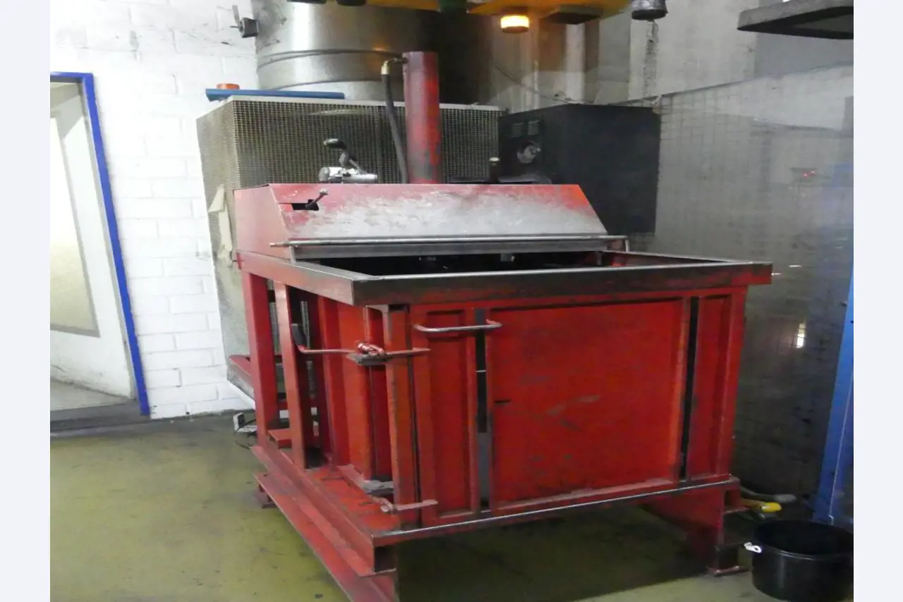 Equipement mécanique et accessoires d'une ancienne imprimerie en héliogravure-1