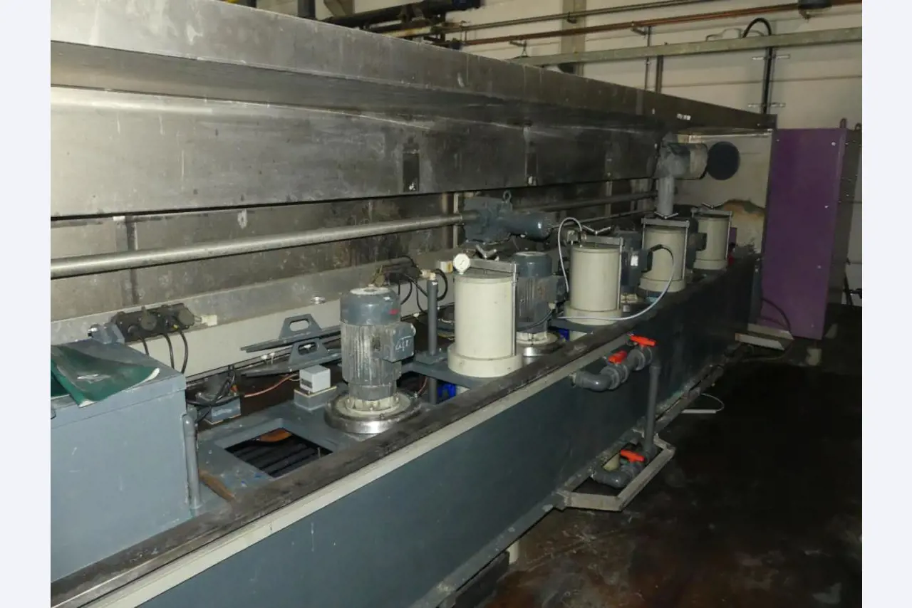 Equipement mécanique et accessoires d'une ancienne imprimerie en héliogravure-3