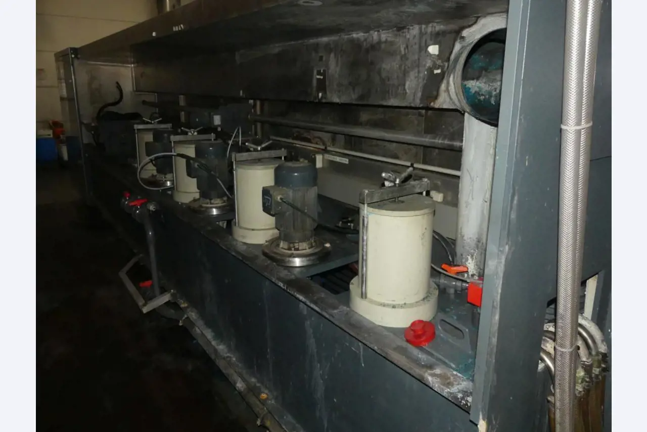 Equipement mécanique et accessoires d'une ancienne imprimerie en héliogravure-4