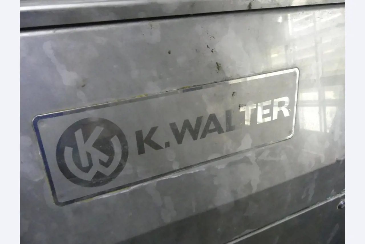 Equipement mécanique et accessoires d'une ancienne imprimerie en héliogravure-8