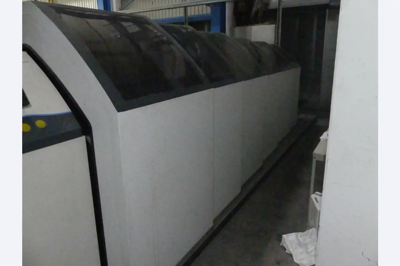 Equipement mécanique et accessoires d'une ancienne imprimerie en héliogravure-1