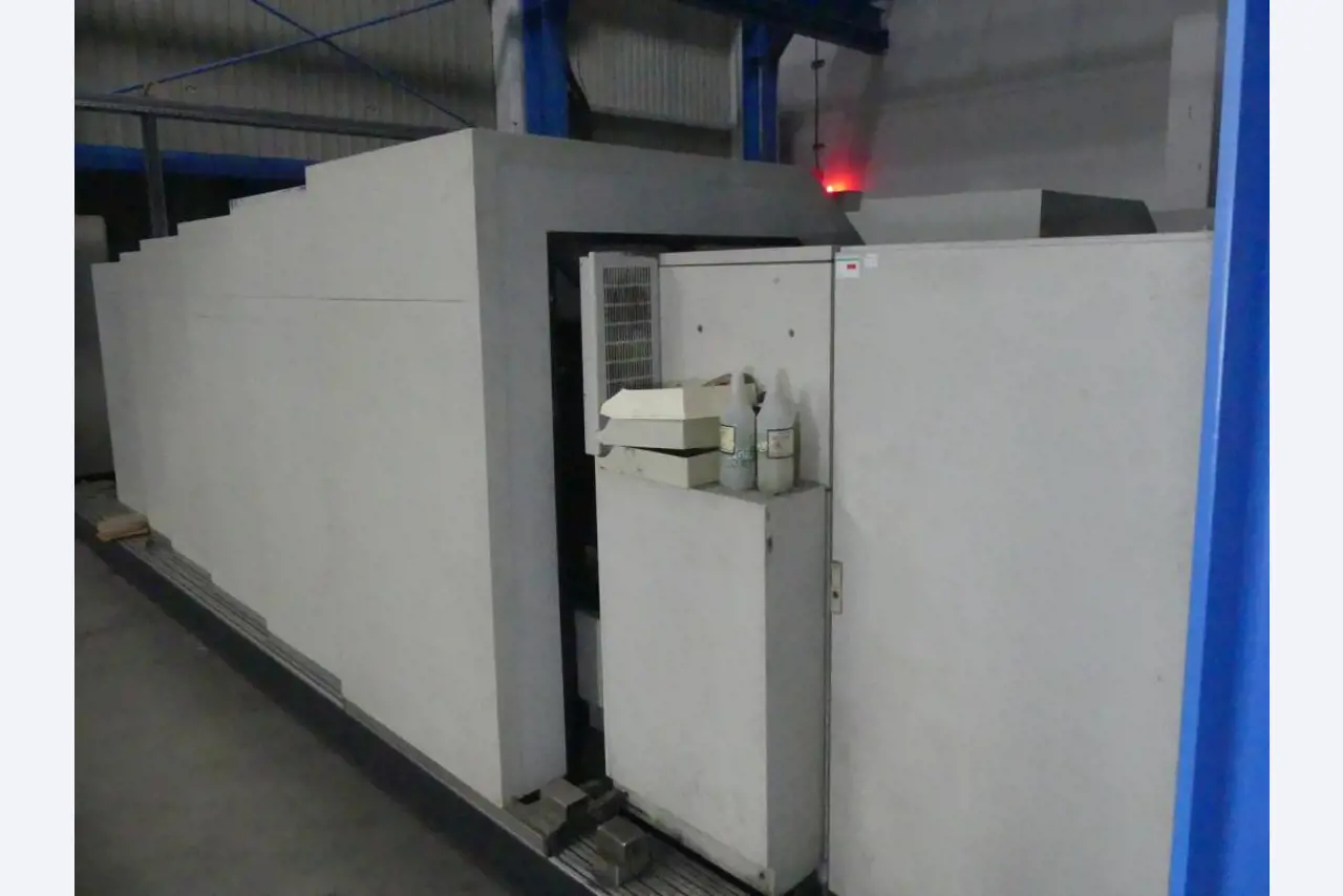 Equipement mécanique et accessoires d'une ancienne imprimerie en héliogravure-3