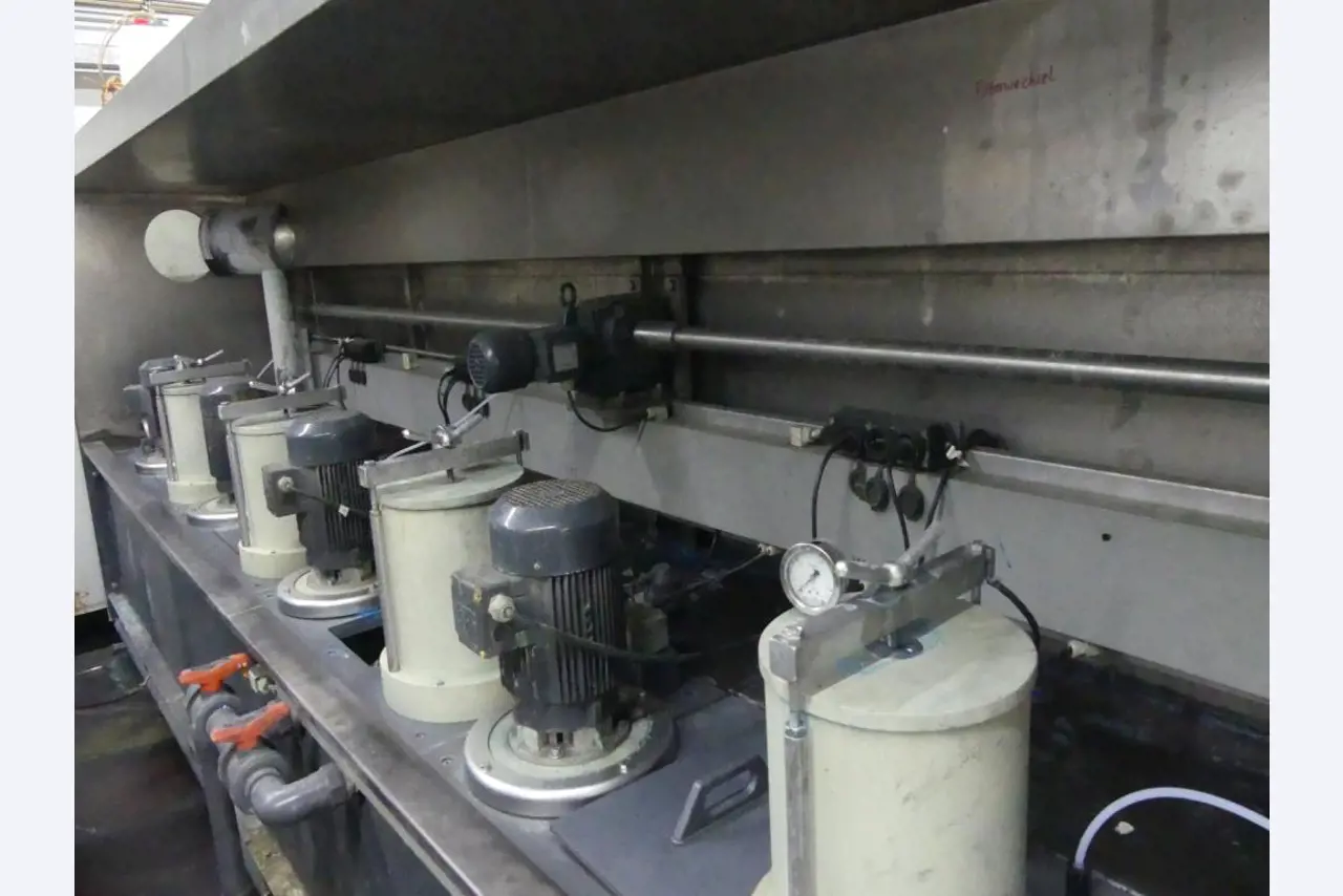 Equipement mécanique et accessoires d'une ancienne imprimerie en héliogravure-6