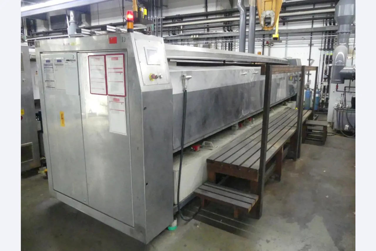 Equipement mécanique et accessoires d'une ancienne imprimerie en héliogravure-1