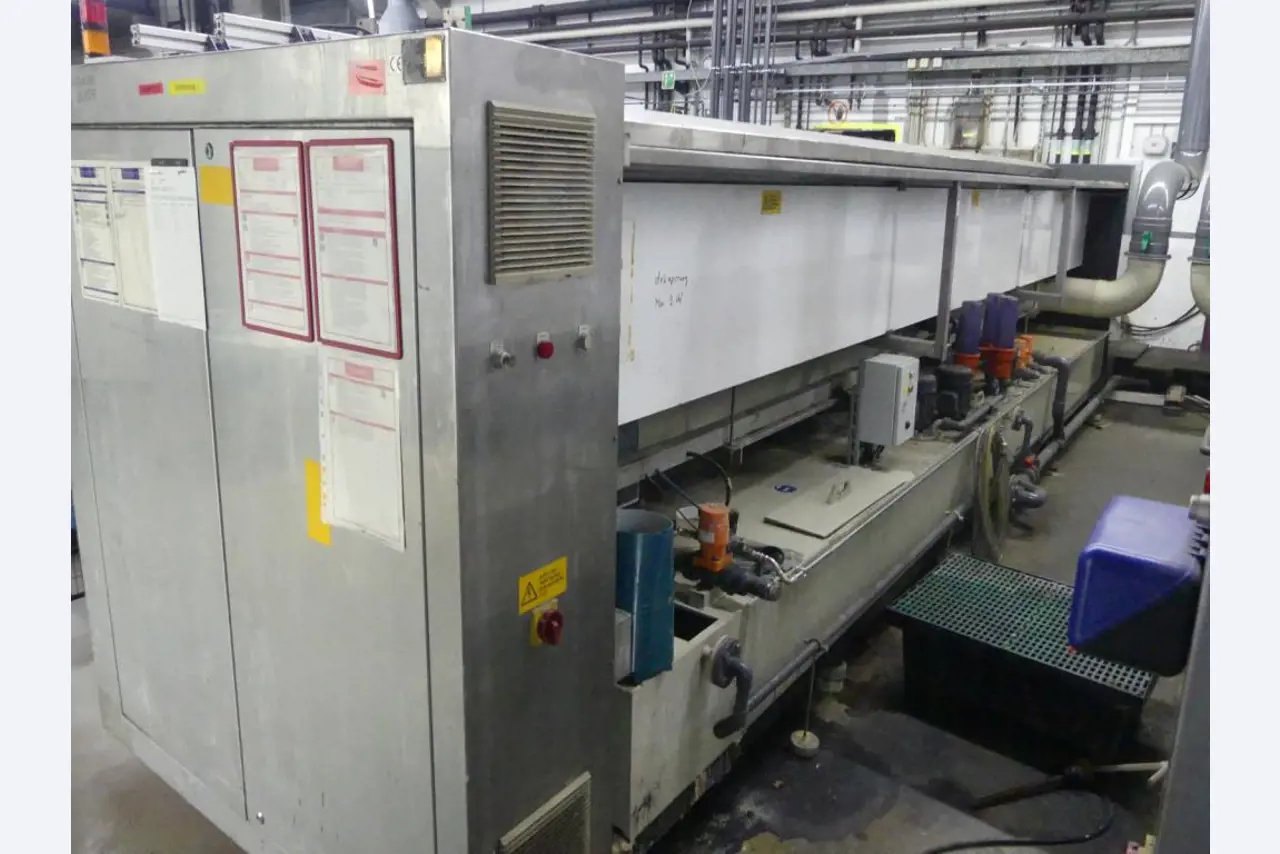 Equipement mécanique et accessoires d'une ancienne imprimerie en héliogravure-1