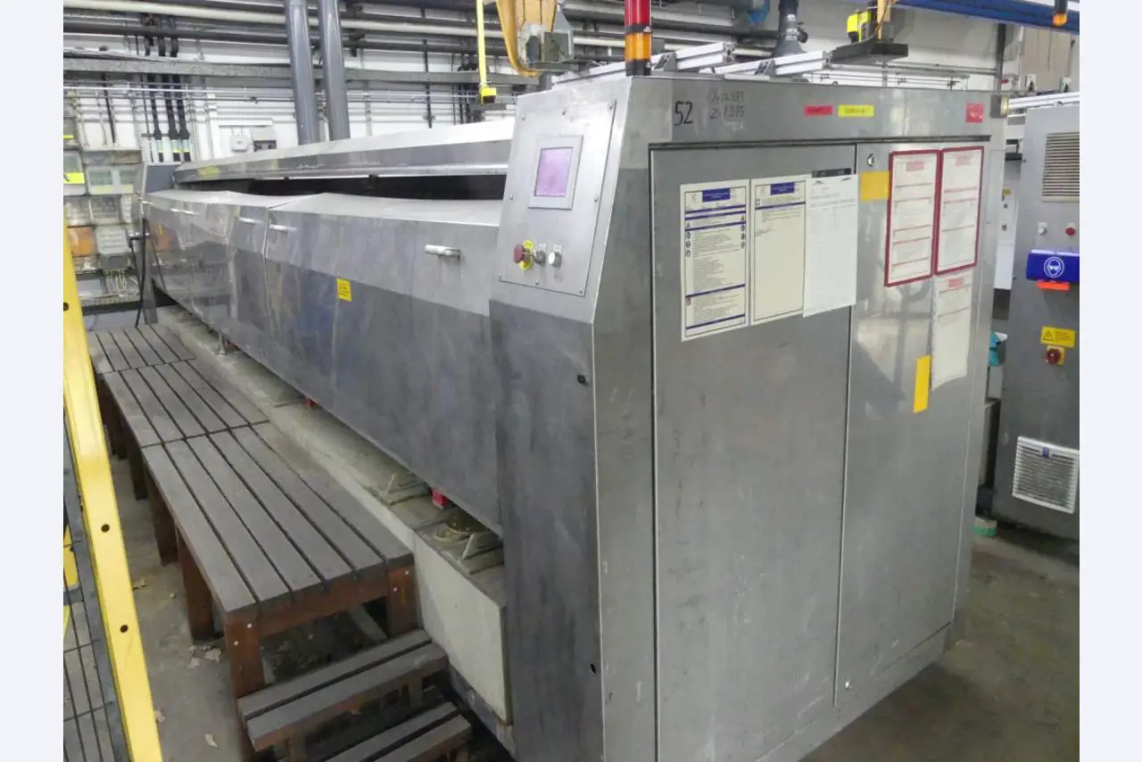 Equipement mécanique et accessoires d'une ancienne imprimerie en héliogravure-3