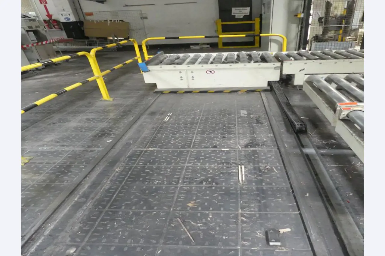 Equipement mécanique et accessoires d'une ancienne imprimerie en héliogravure-11