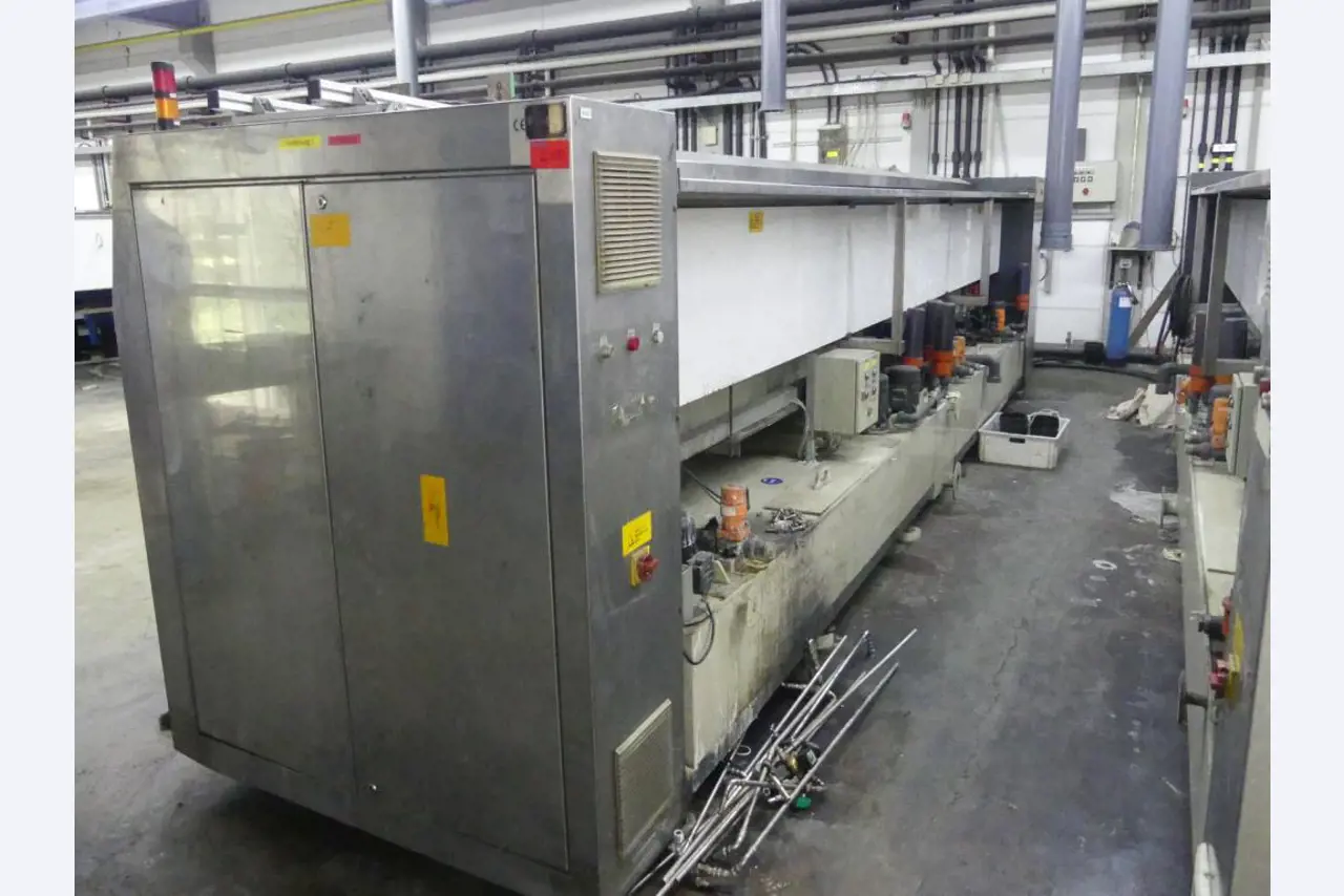 Equipement mécanique et accessoires d'une ancienne imprimerie en héliogravure-1