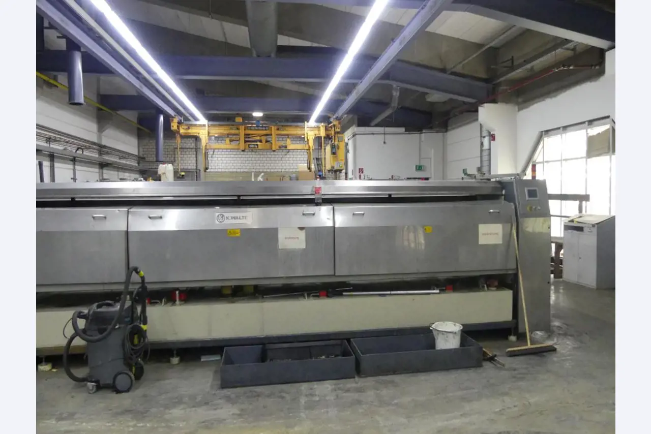 Equipement mécanique et accessoires d'une ancienne imprimerie en héliogravure-4