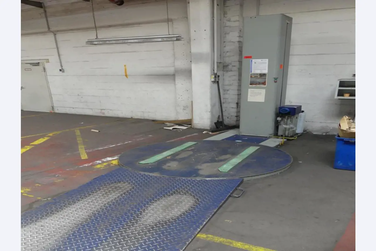 Maquinaria y accesorios de una antigua imprenta de huecograbado-1