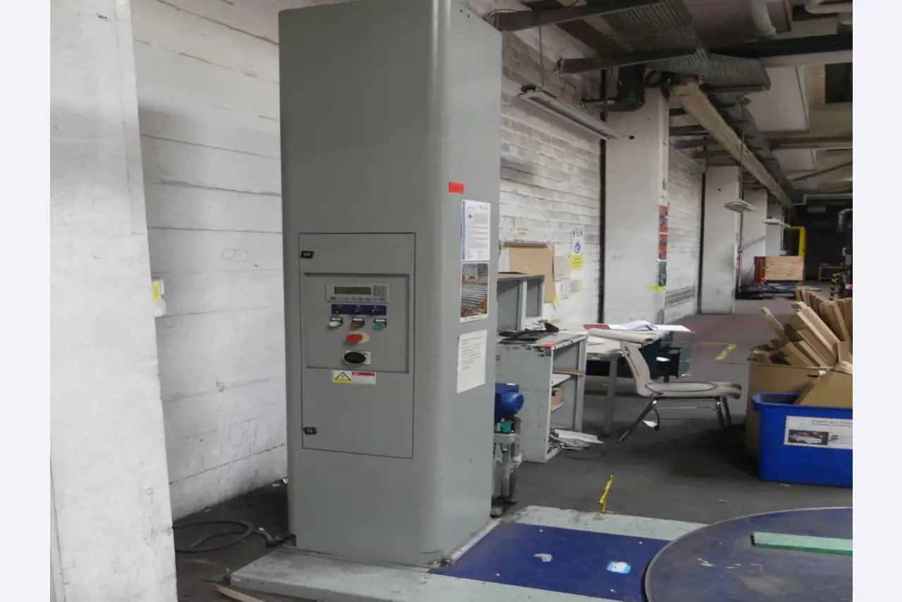 Maquinaria y accesorios de una antigua imprenta de huecograbado-4