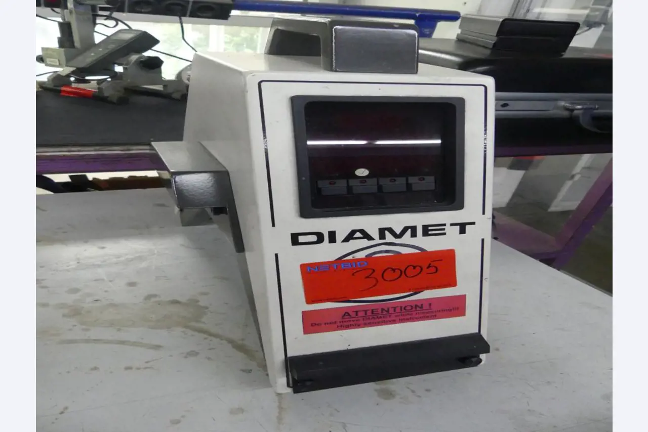 Equipement mécanique et accessoires d'une ancienne imprimerie en héliogravure-1