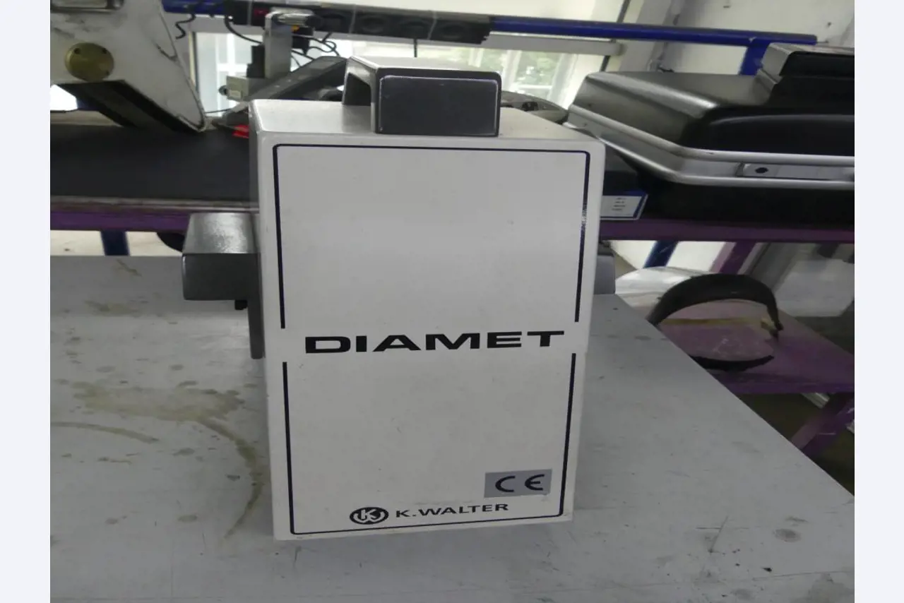 Equipement mécanique et accessoires d'une ancienne imprimerie en héliogravure-2