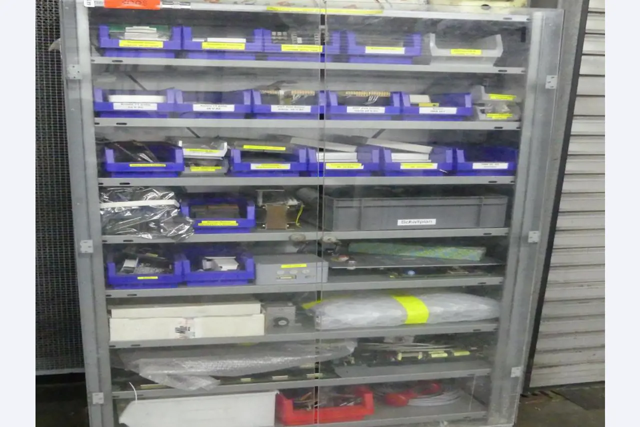 Equipement mécanique et accessoires d'une ancienne imprimerie en héliogravure-1