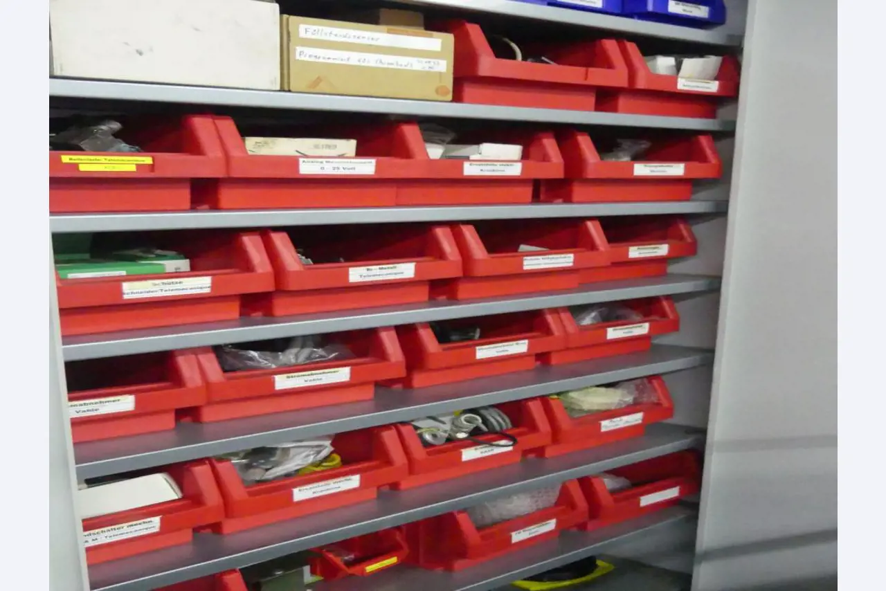 Equipement mécanique et accessoires d'une ancienne imprimerie en héliogravure-2