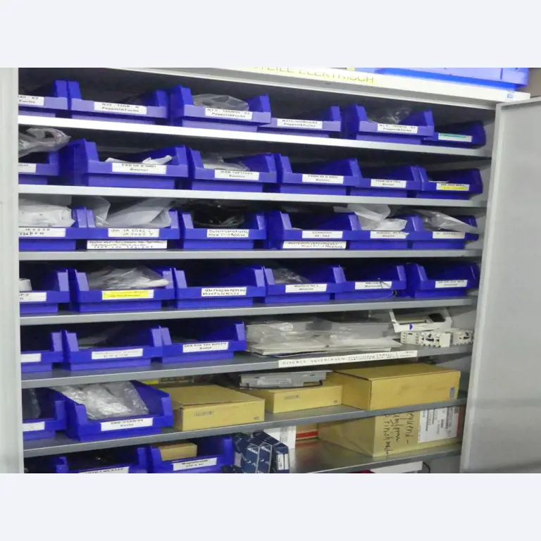 Equipement mécanique et accessoires d'une ancienne imprimerie en héliogravure-3