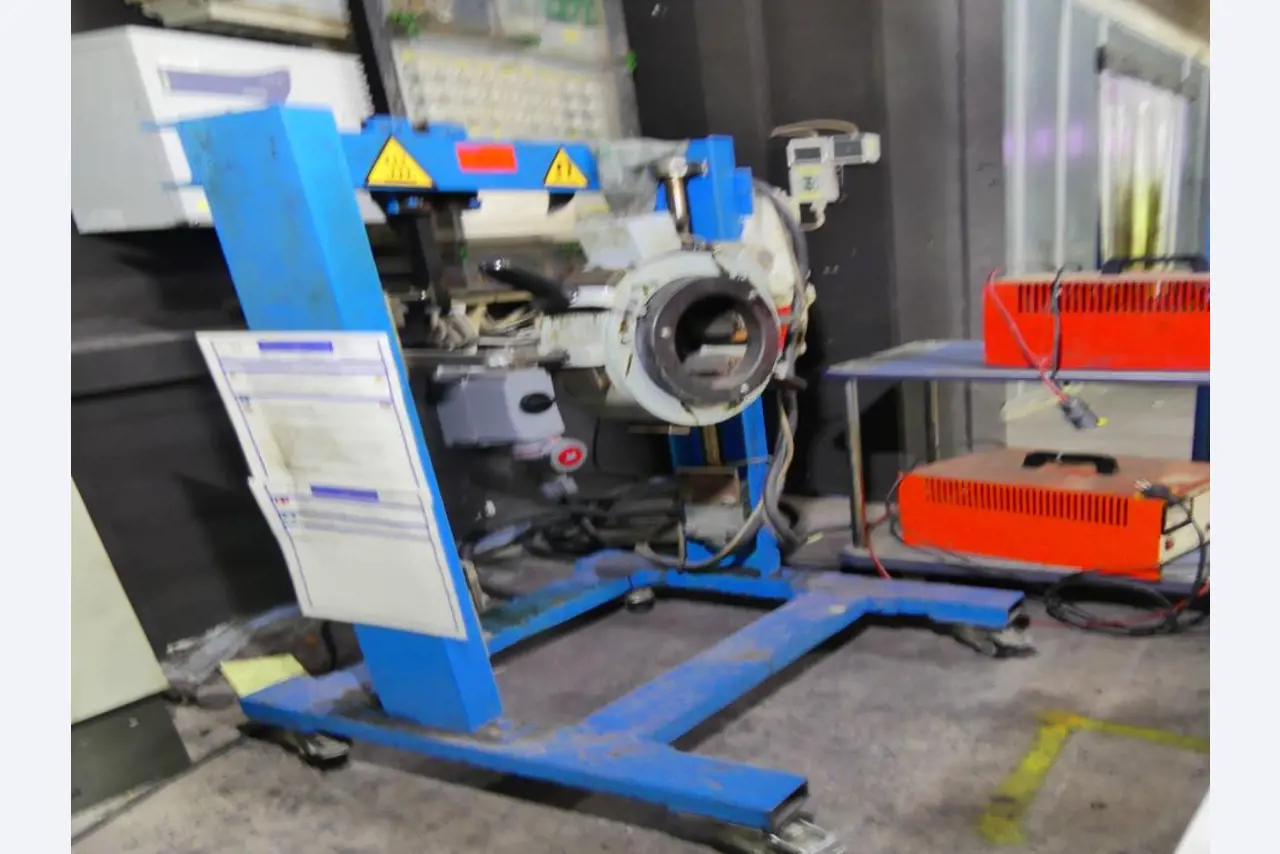 Equipement mécanique et accessoires d'une ancienne imprimerie en héliogravure-3