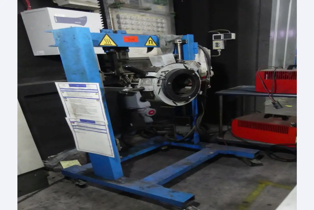 Equipement mécanique et accessoires d'une ancienne imprimerie en héliogravure-4