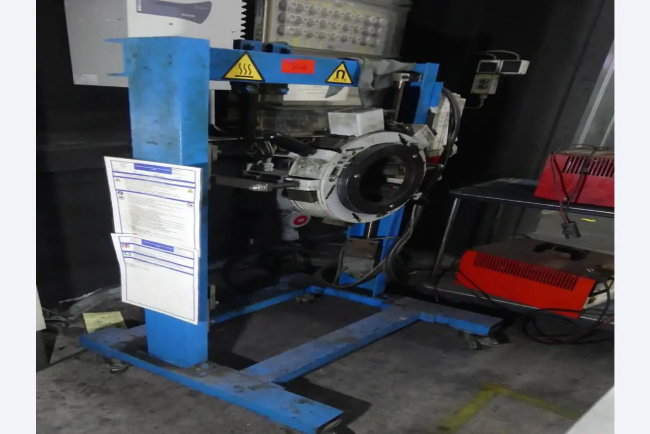 Equipement mécanique et accessoires d'une ancienne imprimerie en héliogravure-5