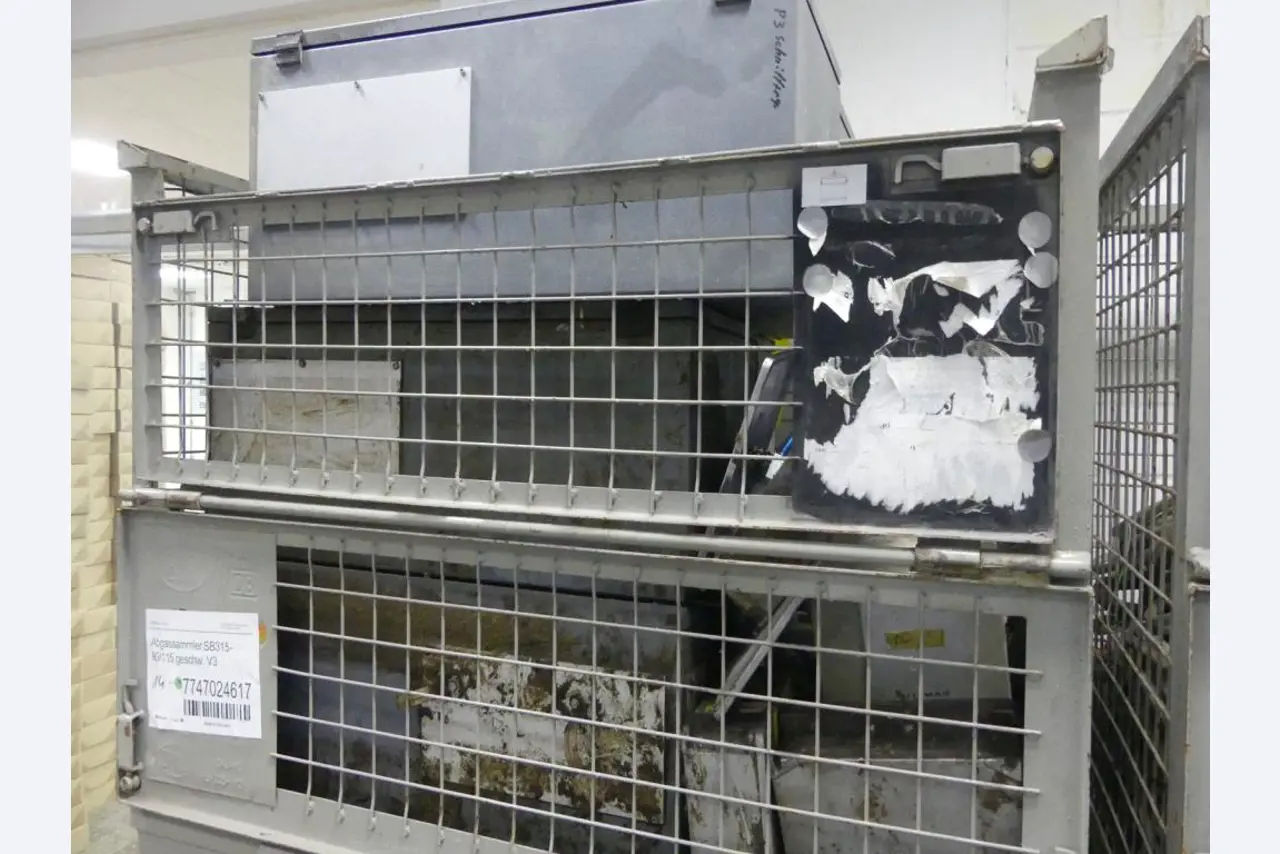 Equipement mécanique et accessoires d'une ancienne imprimerie en héliogravure-10