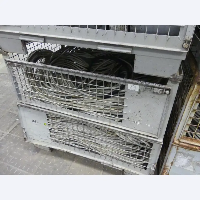 Equipement mécanique et accessoires d'une ancienne imprimerie en héliogravure-11