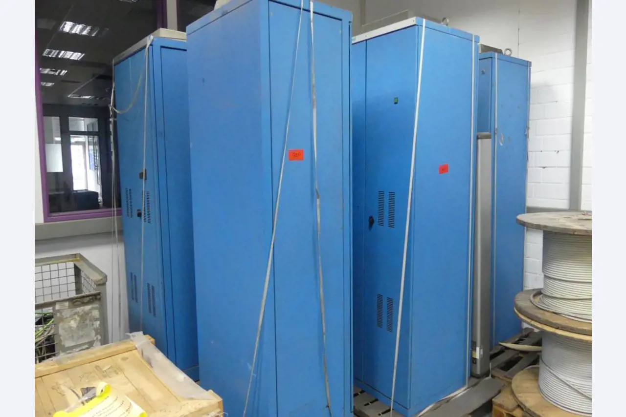 Equipement mécanique et accessoires d'une ancienne imprimerie en héliogravure-1