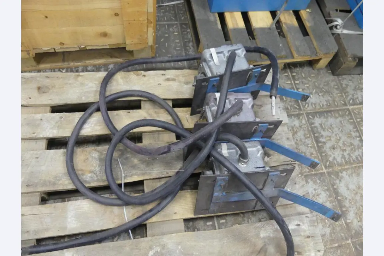 Equipement mécanique et accessoires d'une ancienne imprimerie en héliogravure-2