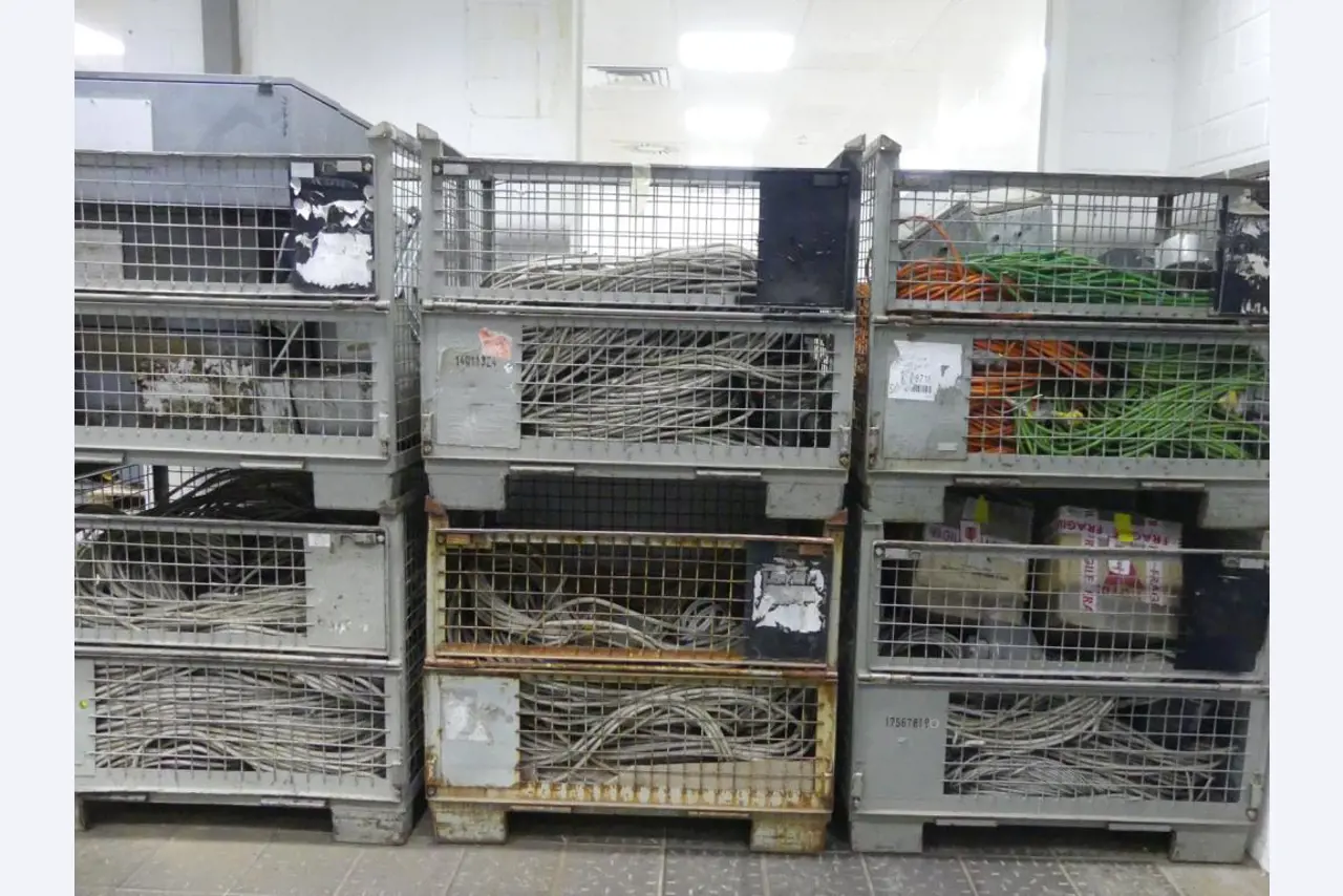 Equipement mécanique et accessoires d'une ancienne imprimerie en héliogravure-5