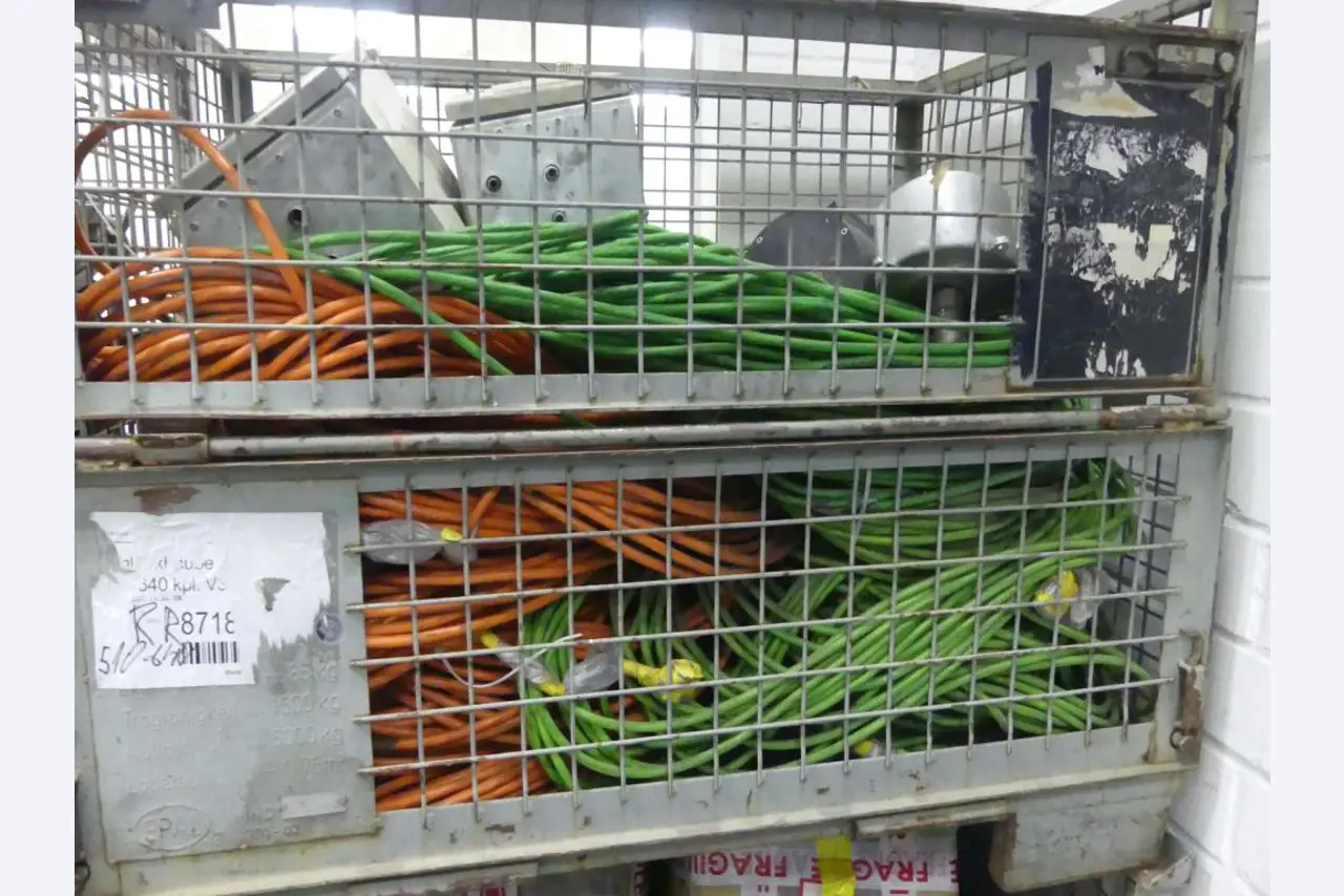 Equipement mécanique et accessoires d'une ancienne imprimerie en héliogravure-6