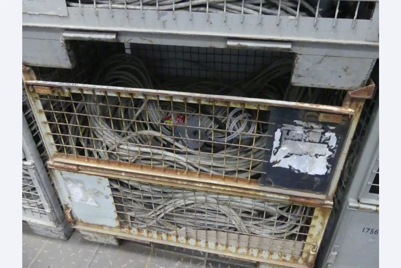 Equipement mécanique et accessoires d'une ancienne imprimerie en héliogravure-8