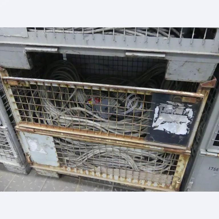 Equipement mécanique et accessoires d'une ancienne imprimerie en héliogravure-8