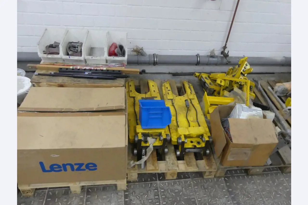 Equipement mécanique et accessoires d'une ancienne imprimerie en héliogravure-9