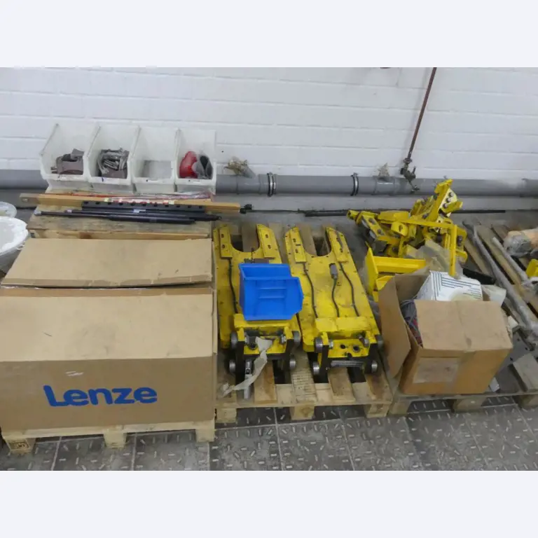 Equipement mécanique et accessoires d'une ancienne imprimerie en héliogravure-9