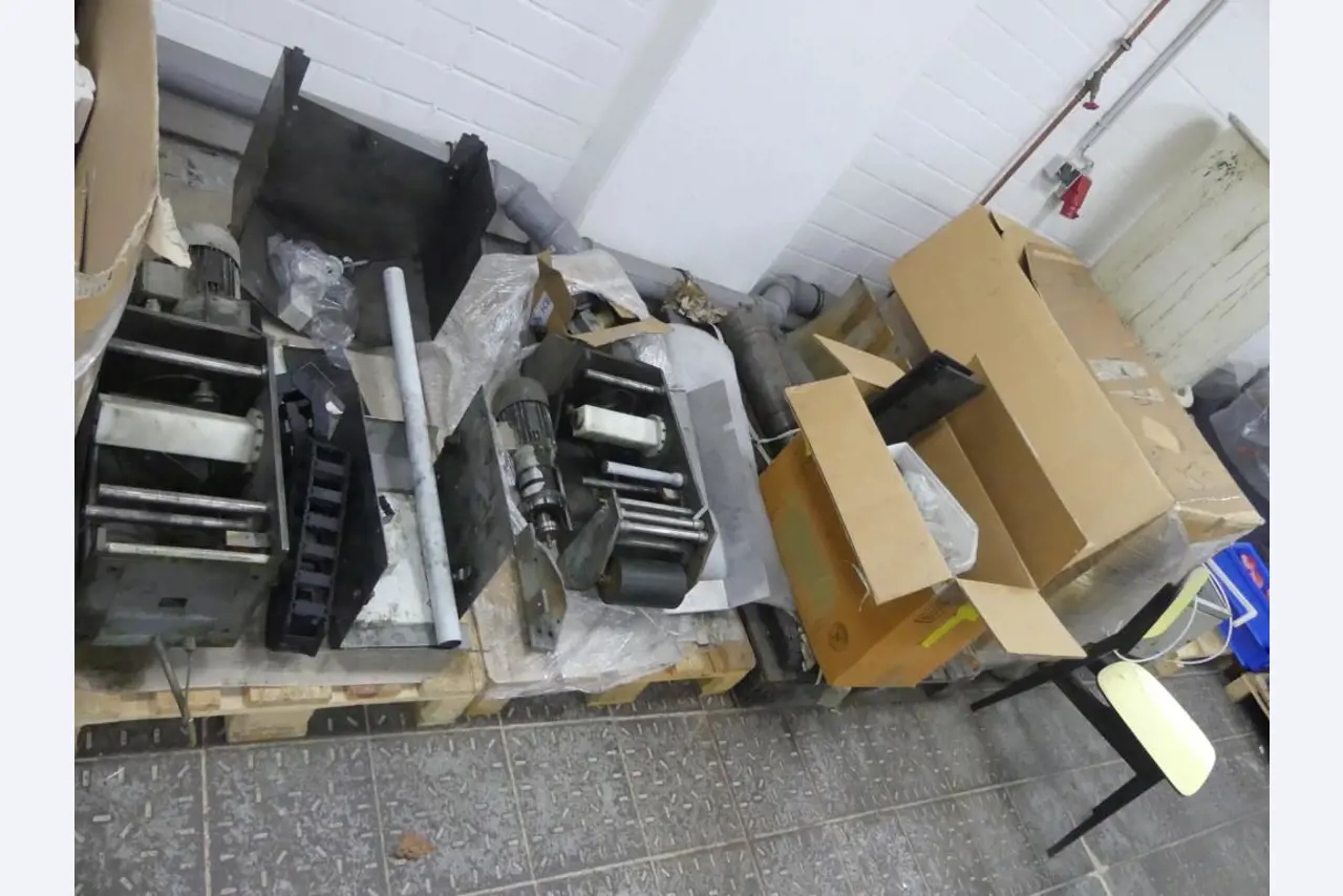 Equipement mécanique et accessoires d'une ancienne imprimerie en héliogravure-11