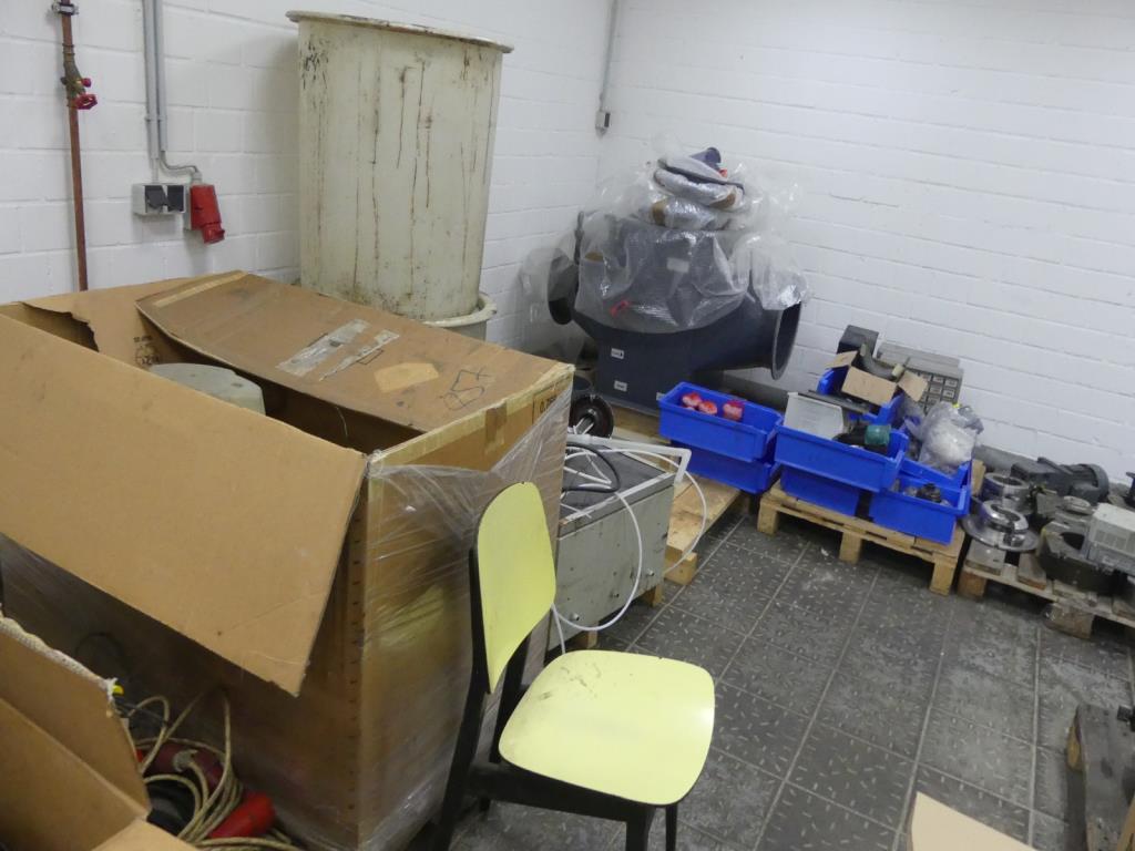 Maquinaria y accesorios de una antigua imprenta de huecograbado-12