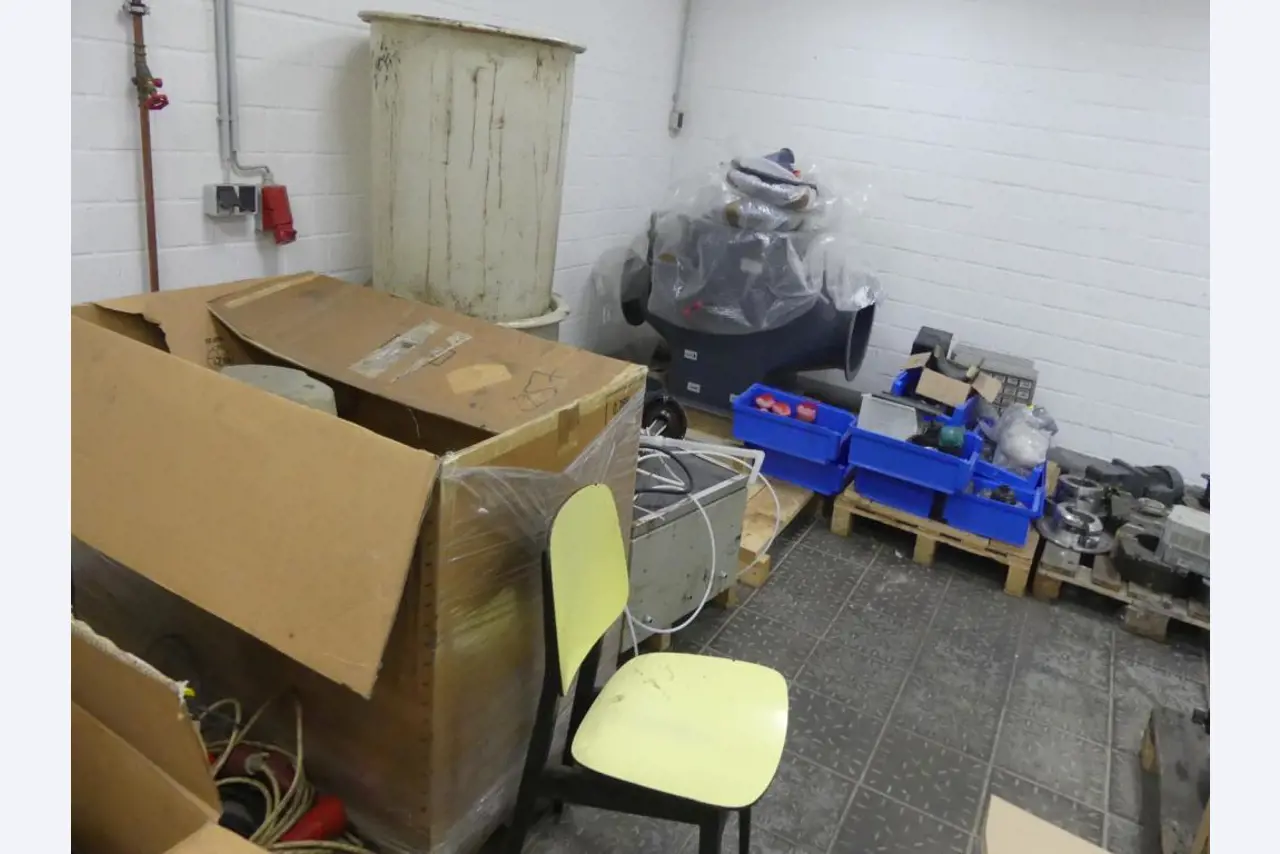 Equipement mécanique et accessoires d'une ancienne imprimerie en héliogravure-12