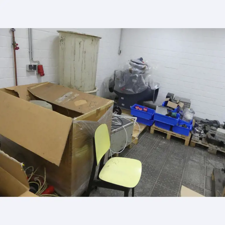 Equipement mécanique et accessoires d'une ancienne imprimerie en héliogravure-12