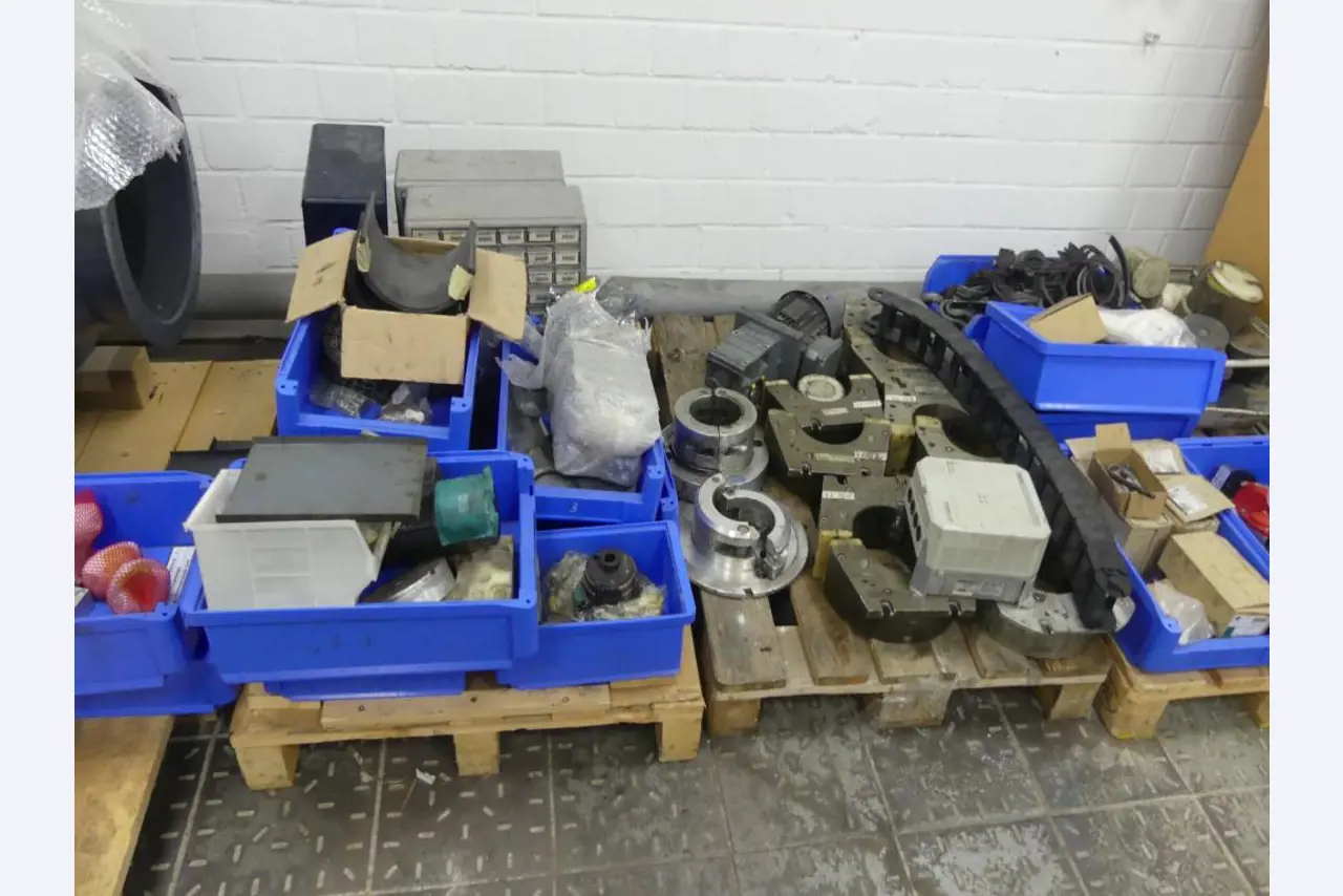 Equipement mécanique et accessoires d'une ancienne imprimerie en héliogravure-13