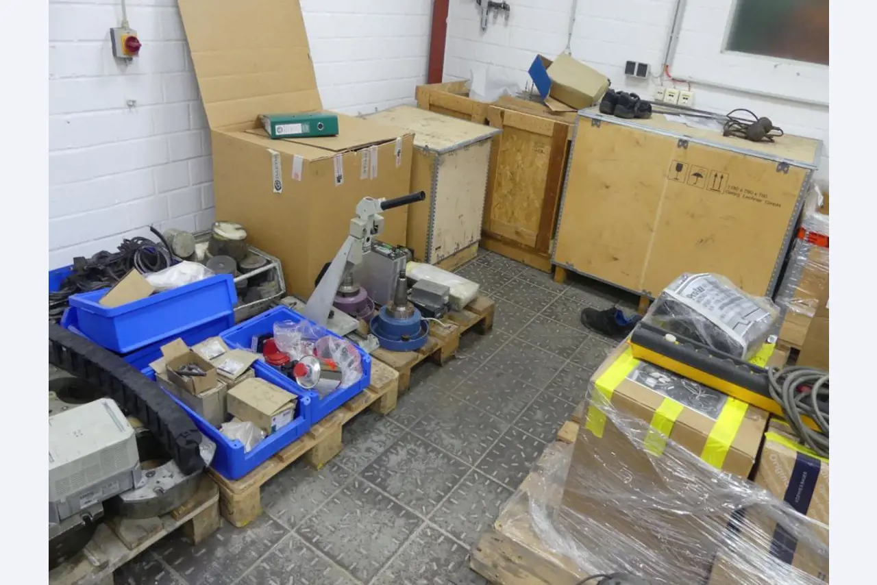 Equipement mécanique et accessoires d'une ancienne imprimerie en héliogravure-14