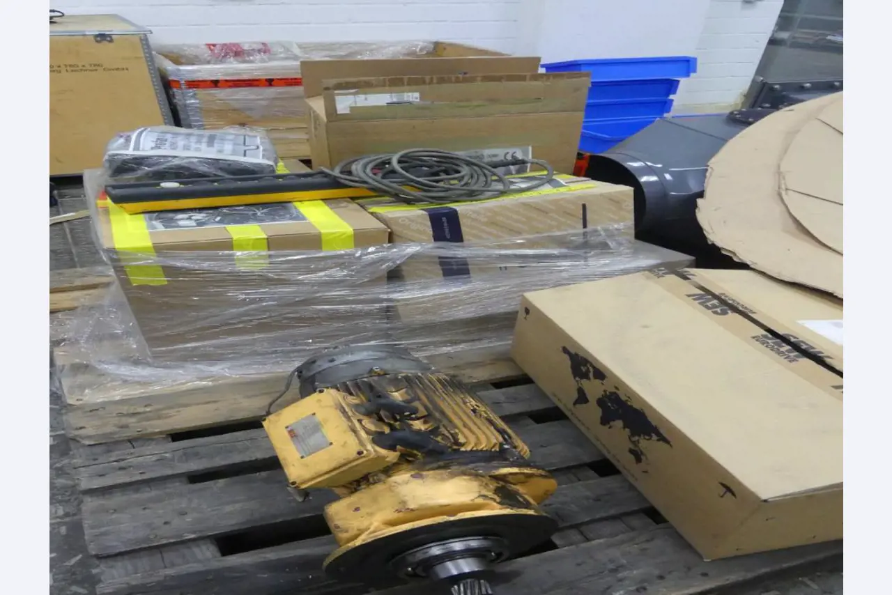 Equipement mécanique et accessoires d'une ancienne imprimerie en héliogravure-15