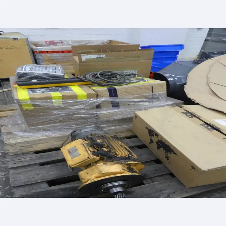 Equipement mécanique et accessoires d'une ancienne imprimerie en héliogravure-15