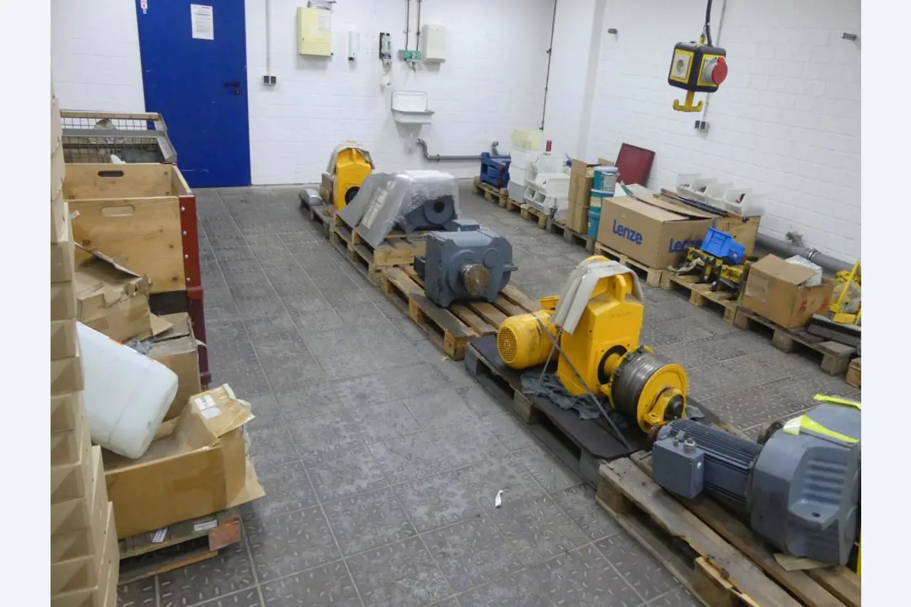 Equipement mécanique et accessoires d'une ancienne imprimerie en héliogravure-1