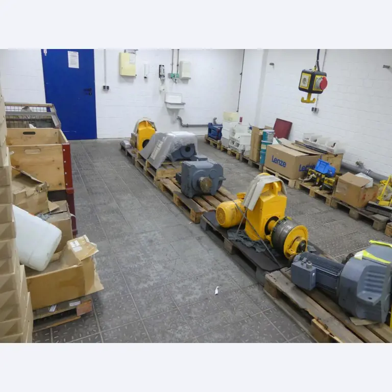 Equipement mécanique et accessoires d'une ancienne imprimerie en héliogravure-1