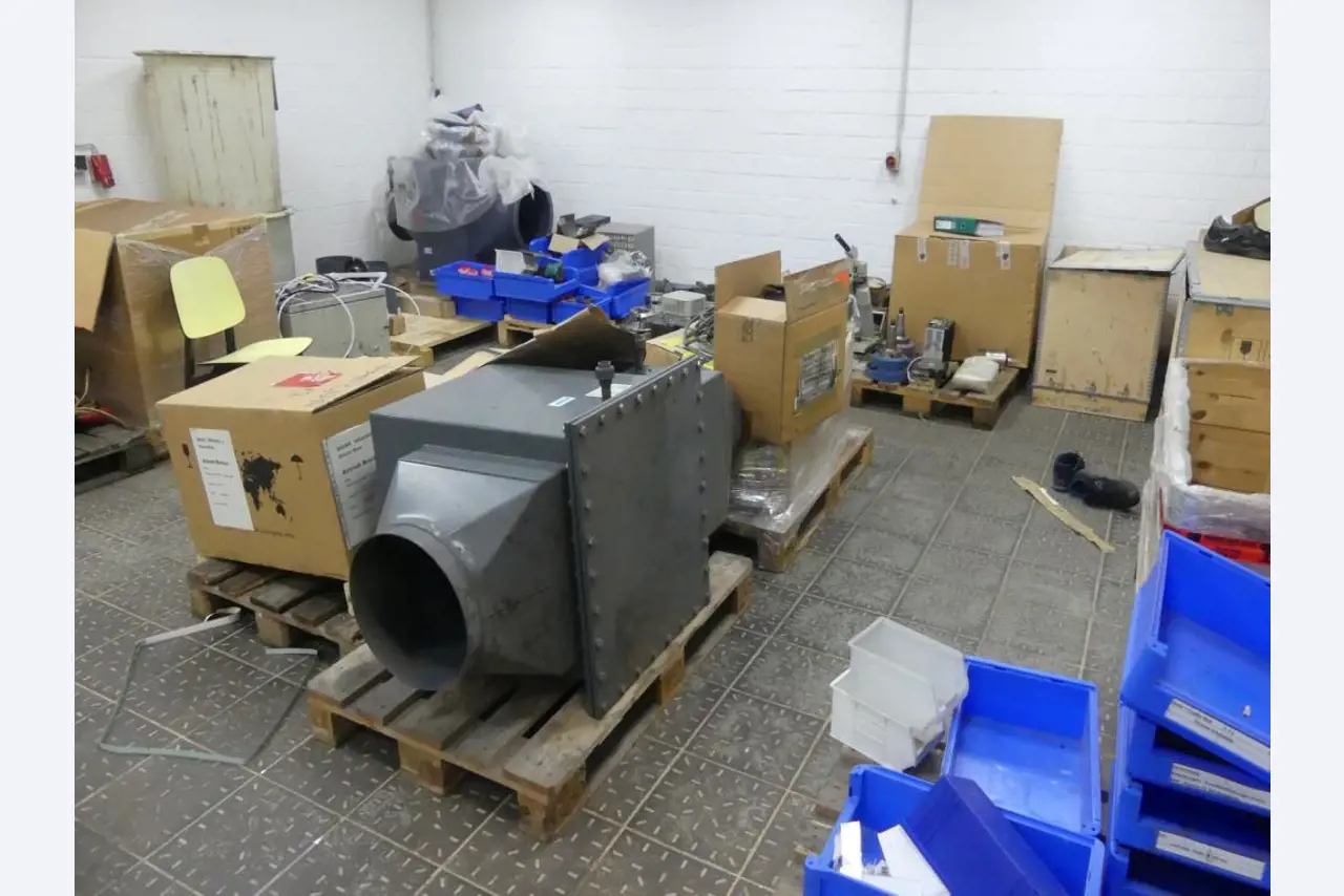 Equipement mécanique et accessoires d'une ancienne imprimerie en héliogravure-2