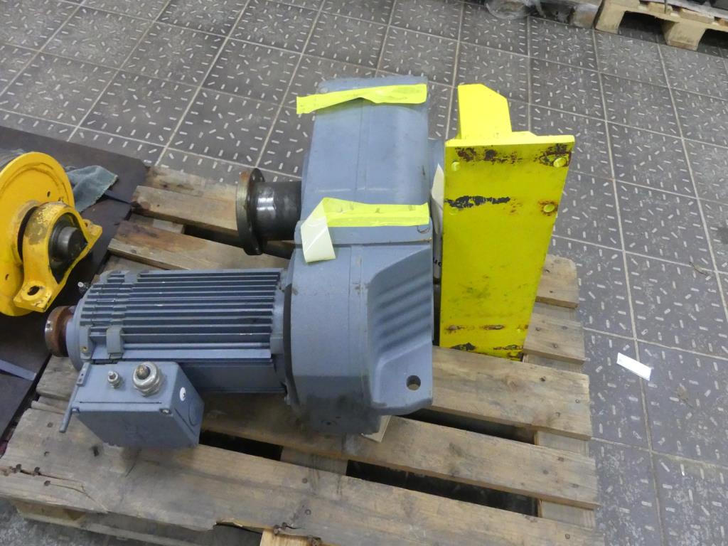 Maquinaria y accesorios de una antigua imprenta de huecograbado-3