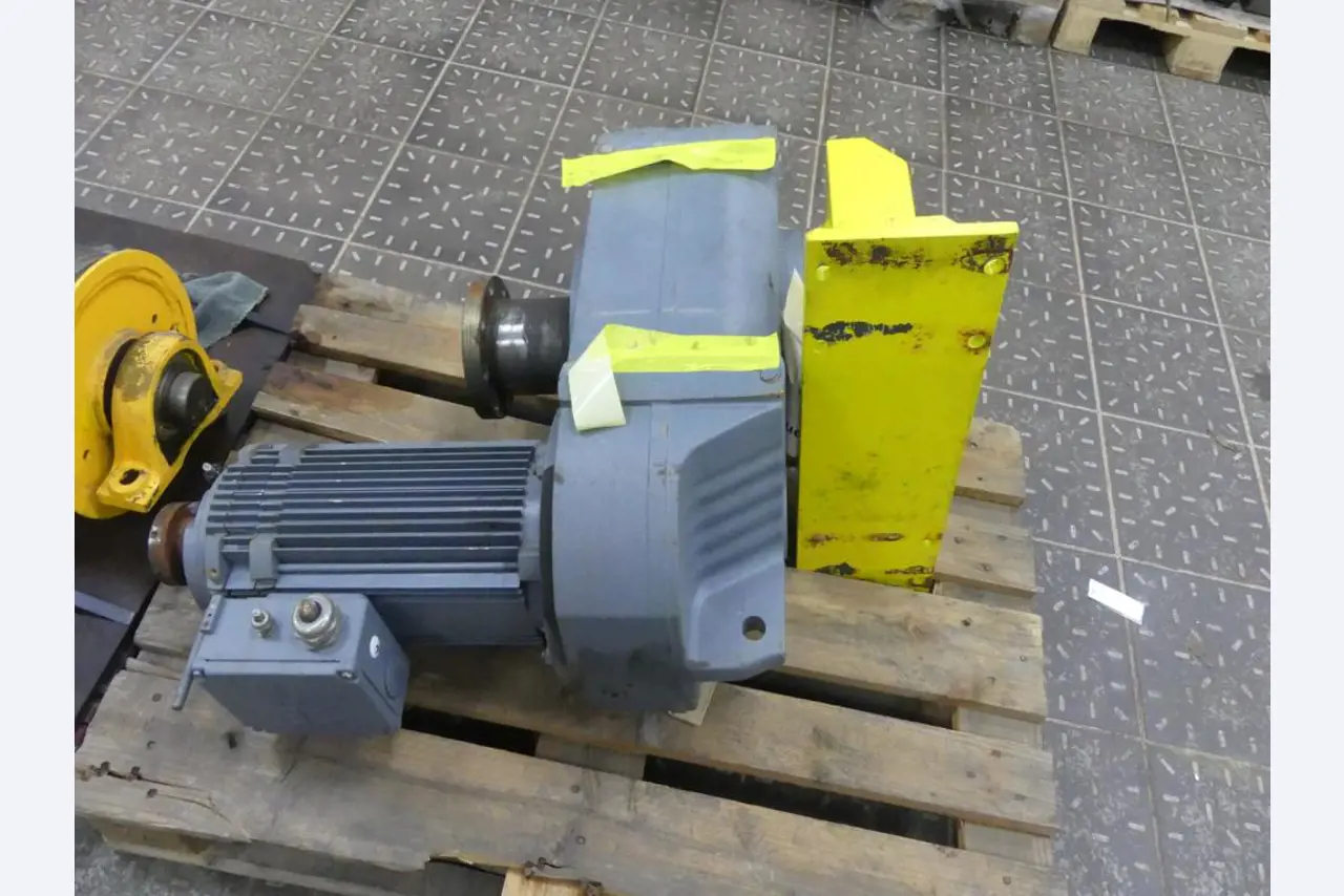 Equipement mécanique et accessoires d'une ancienne imprimerie en héliogravure-3